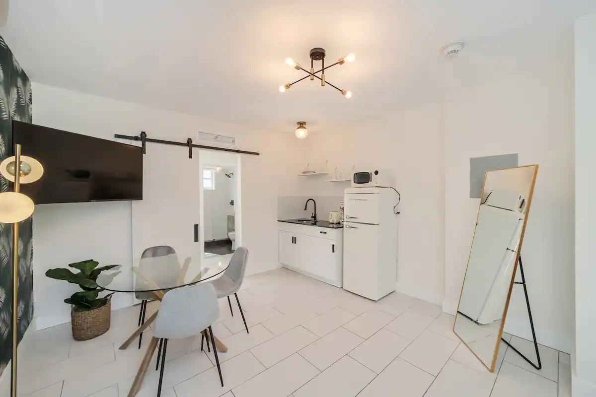 Magia do pôr do sol e brisa do mar: caminhada até a praia