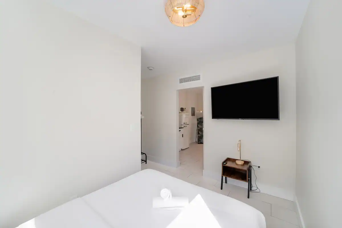 Magia do pôr do sol e brisa do mar: caminhada até a praia