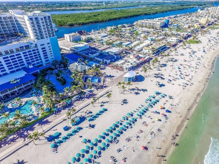 Moderno 1QTN com vaga de estacionamento e acesso a pé à praia