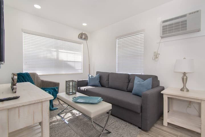 Moderno 1QTN com vaga de estacionamento e acesso a pé à praia