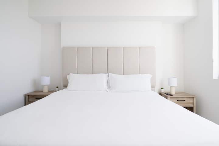 Condomínio no Design District com piscina, estacionamento e quarto