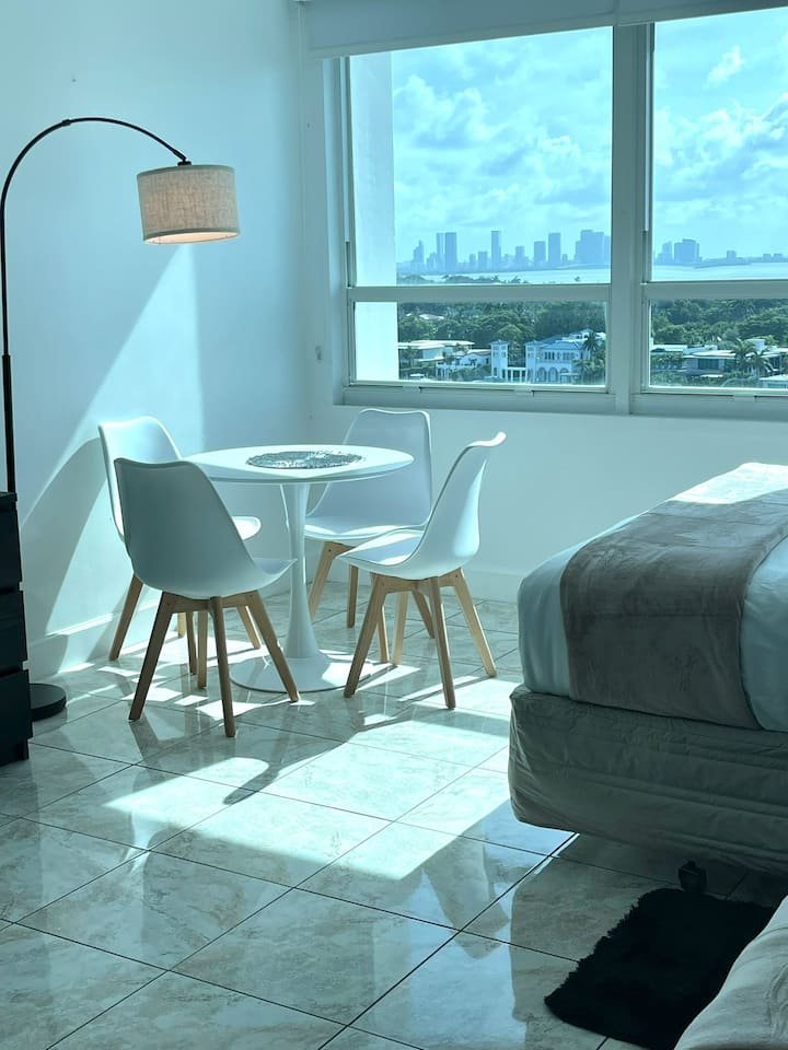 Estúdio bonito com vista para a baía! Estacionamento GRATUITO!