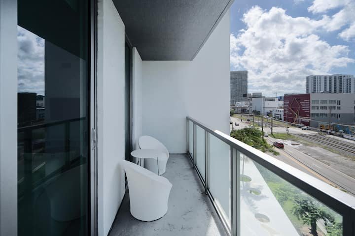 Condomínio no Design District com piscina, estacionamento e quarto