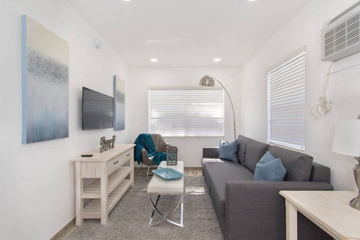 Moderno 1QTN com vaga de estacionamento e acesso a pé à praia