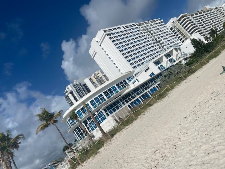 Estúdio bonito com vista para a baía! Estacionamento GRATUITO!