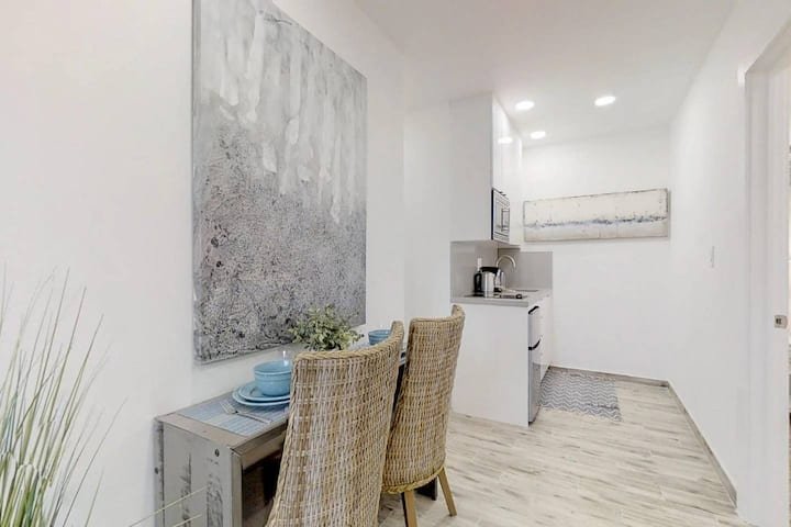 Moderno 1QTN com vaga de estacionamento e acesso a pé à praia