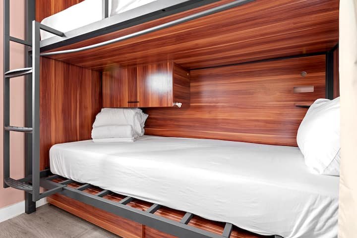 Quarto de hotel descolado no distrito de Mimo I 4 Hóspedes I Piscina