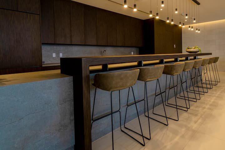 Condomínio no Design District com piscina, estacionamento e quarto