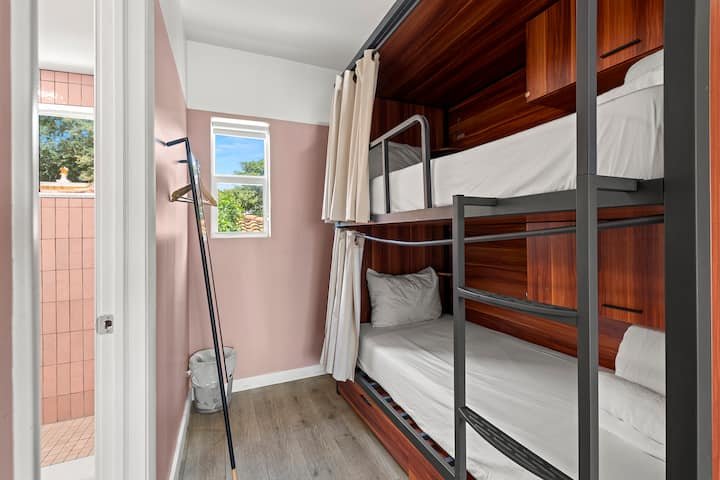 Quarto de hotel descolado no distrito de Mimo I 4 Hóspedes I Piscina