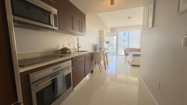 MVR | Lux Studio com varanda, piscina e vista da cidade