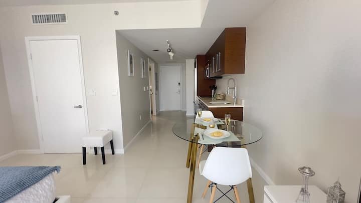 MVR | Lux Studio com varanda, piscina e vista da cidade