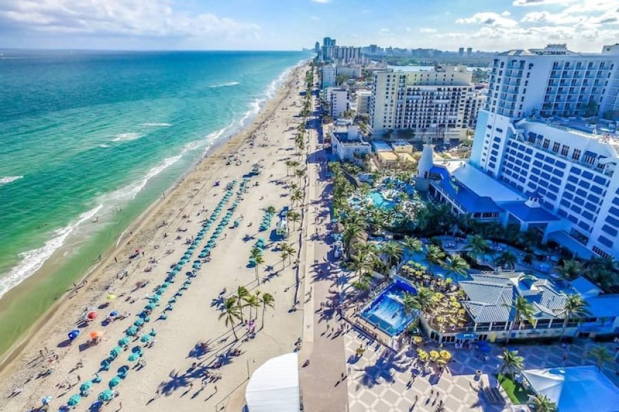 Moderno 1QTN com vaga de estacionamento e acesso a pé à praia