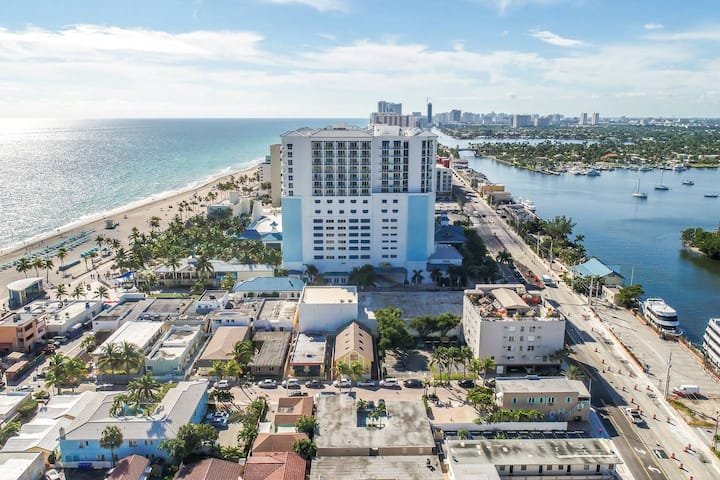 Moderno 1QTN com vaga de estacionamento e acesso a pé à praia