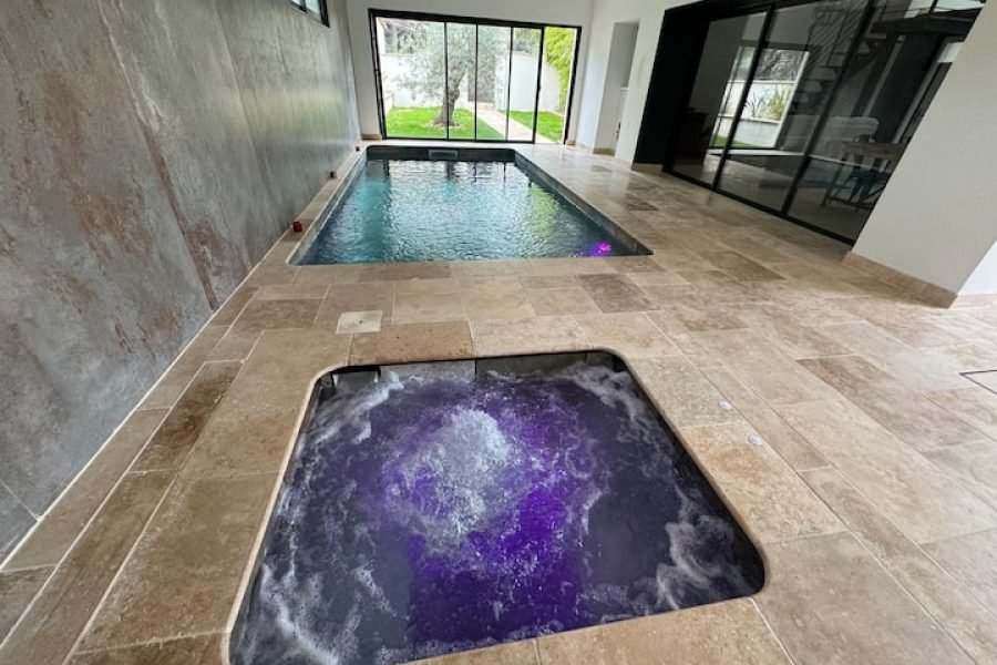 Apartamento com piscina coberta e jacuzzi