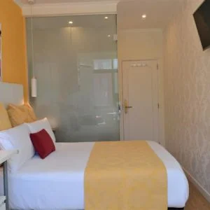 Quarto ensolarado brilhante com banheiro privativo e ar-condicionado