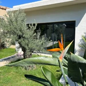 Apartamento com piscina coberta e jacuzzi