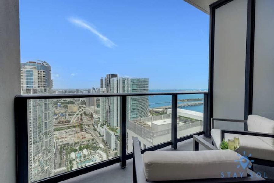1 QT – Vista da cidade, academia e piscina