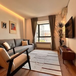 Praça Chueca com estacionamento