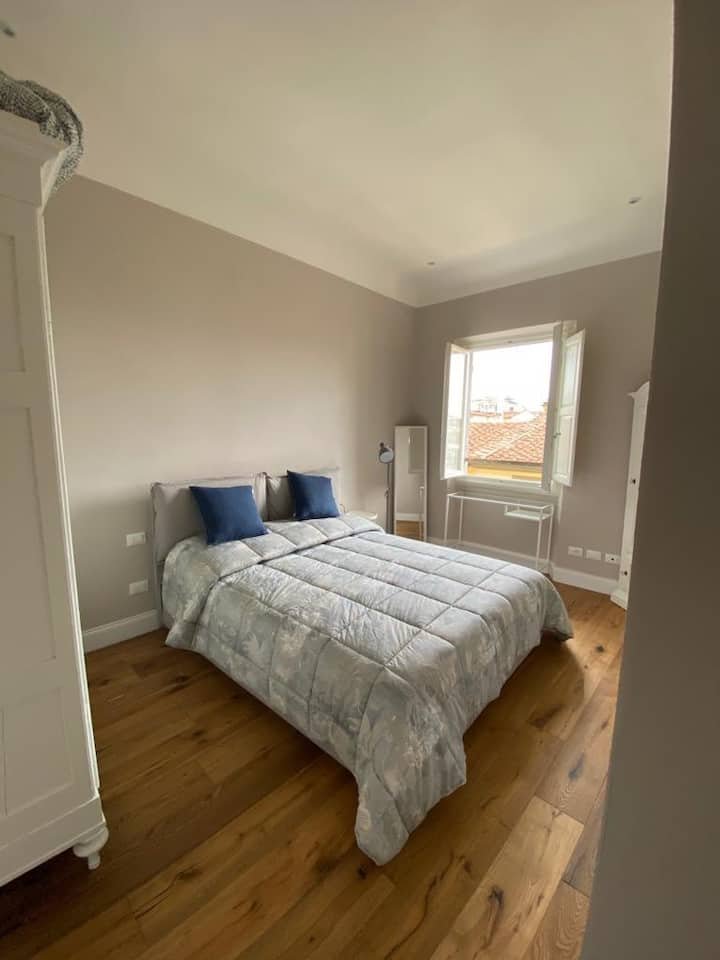 Quarto recém-reformado com vista para a cúpula do centro de Florença
