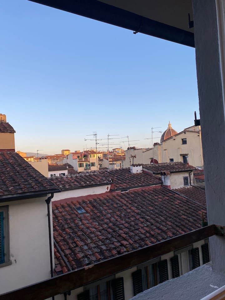 Quarto recém-reformado com vista para a cúpula do centro de Florença