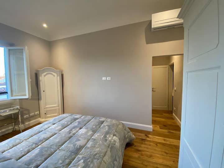 Quarto recém-reformado com vista para a cúpula do centro de Florença