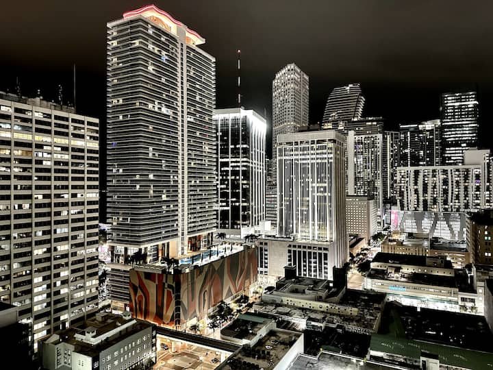 Condomínio de luxo de 1 quarto com vista para o mar e para a cidade