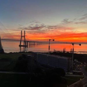 Uma verdadeira cobertura de mirante em um edifício bioclimático