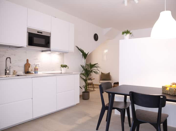 Apartamento estúdio com cozinha e cama queen