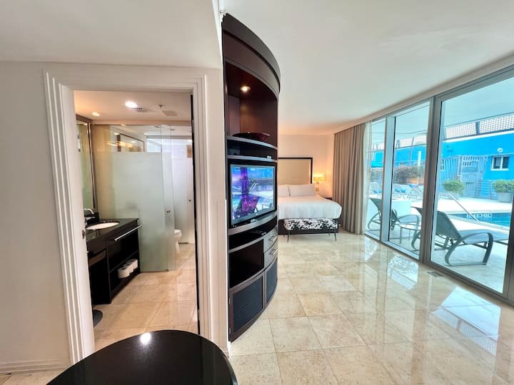 Linda suíte lateral da piscina | 3 min da praia