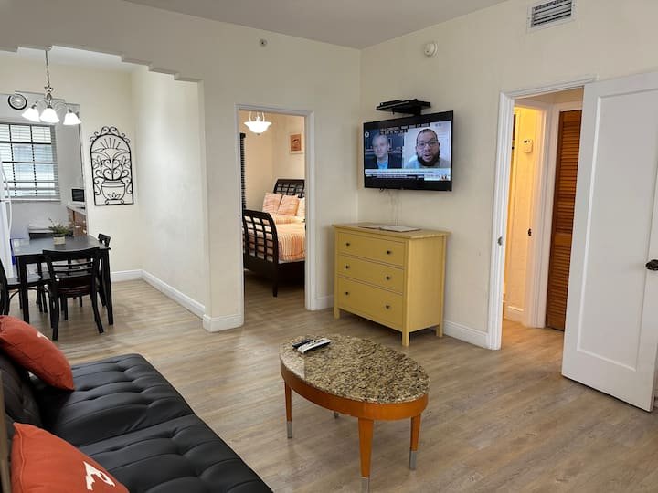 SoBe #6-2 Queen Beds,Futon -FREE PARKing, Kitchen