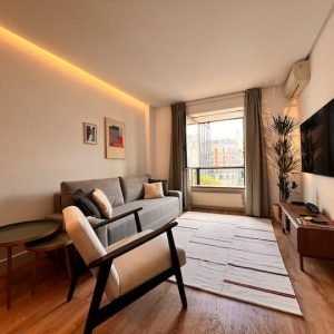 Praça Chueca com estacionamento