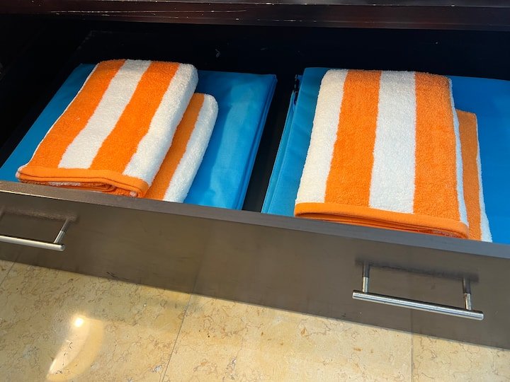 Linda suíte lateral da piscina | 3 min da praia