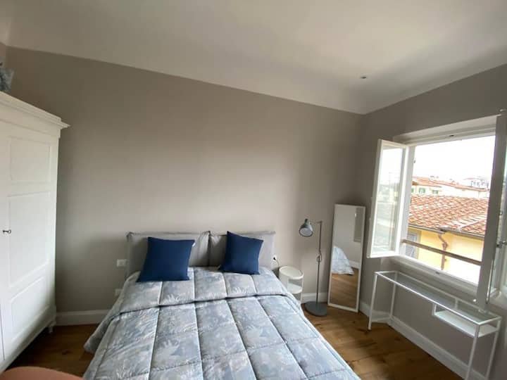 Quarto recém-reformado com vista para a cúpula do centro de Florença