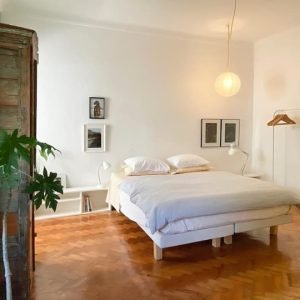 Quarto azul com vista laranjeira