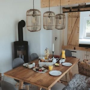 Cabana em clareira com forno e galinhas