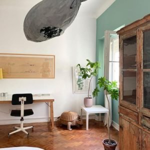 Quarto azul com vista laranjeira