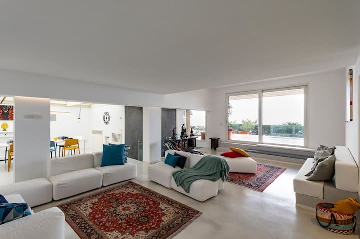 Addaura Home um terraço com vista para o mar