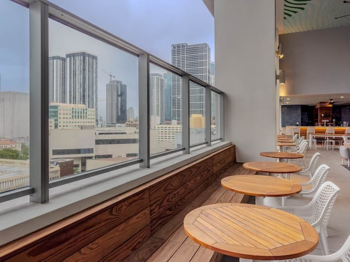 Condomínio de luxo de 1 quarto com vista para o mar e para a cidade