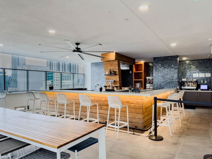 Condomínio de luxo de 1 quarto com vista para o mar e para a cidade