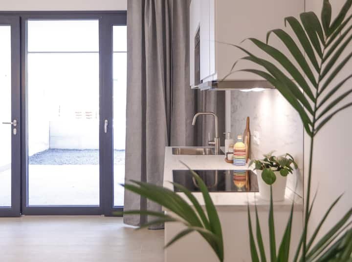 Apartamento estúdio com cozinha e cama queen