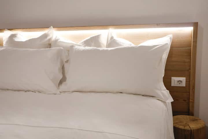 Apartamento estúdio com cozinha e cama queen