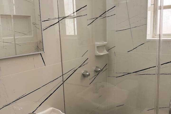 SoBe #6-2 Queen Beds,Futon -FREE PARKing, Kitchen