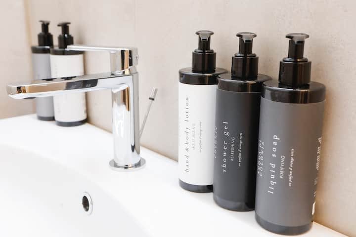 Apartamento estúdio com cozinha e cama queen