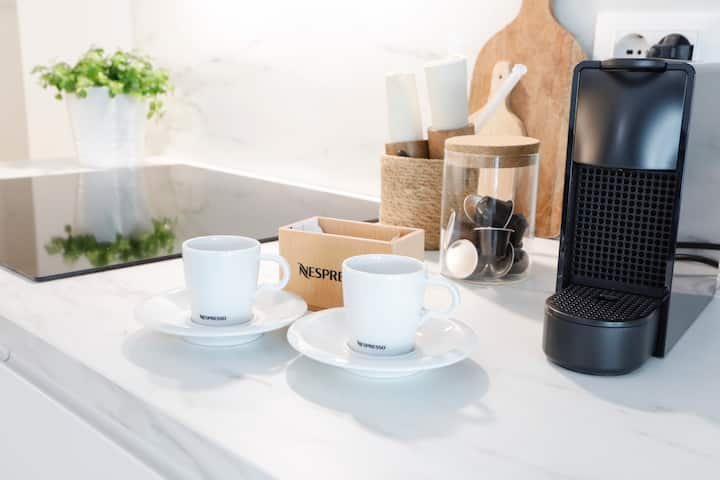 Apartamento estúdio com cozinha e cama queen