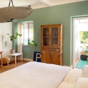 Quarto azul com vista laranjeira