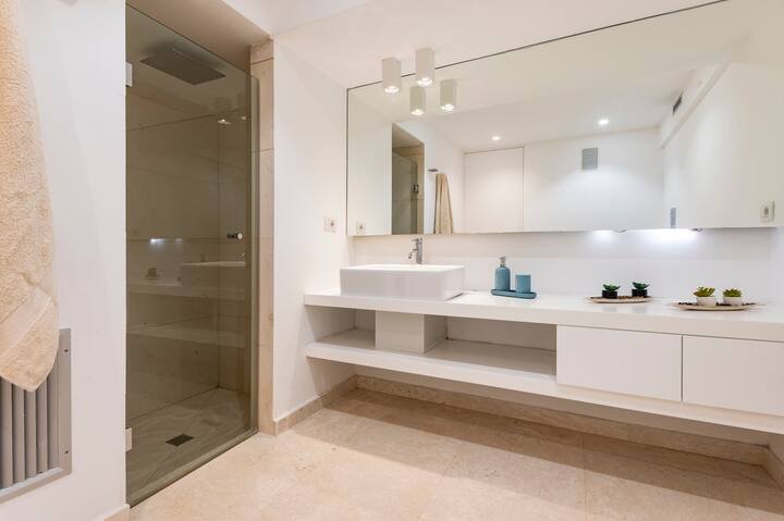 Addaura Home um terraço com vista para o mar