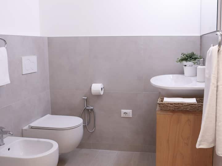 Apartamento estúdio com cozinha e cama queen