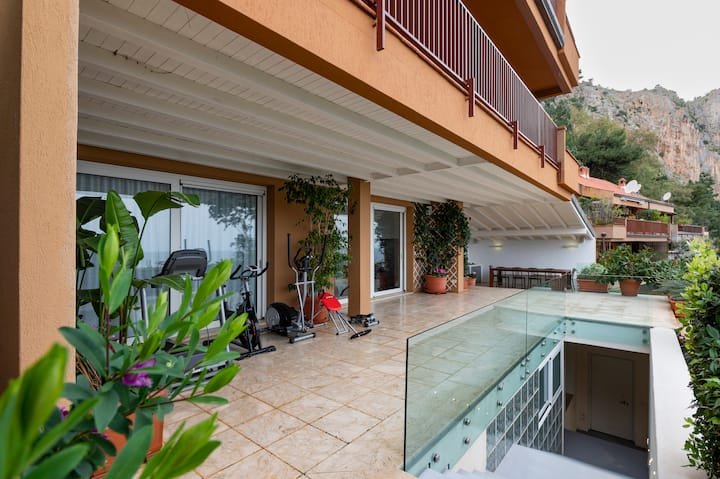 Addaura Home um terraço com vista para o mar