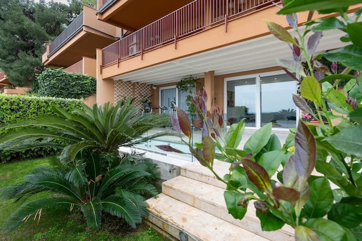 Addaura Home um terraço com vista para o mar