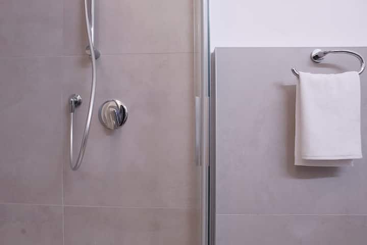 Apartamento estúdio com cozinha e cama queen